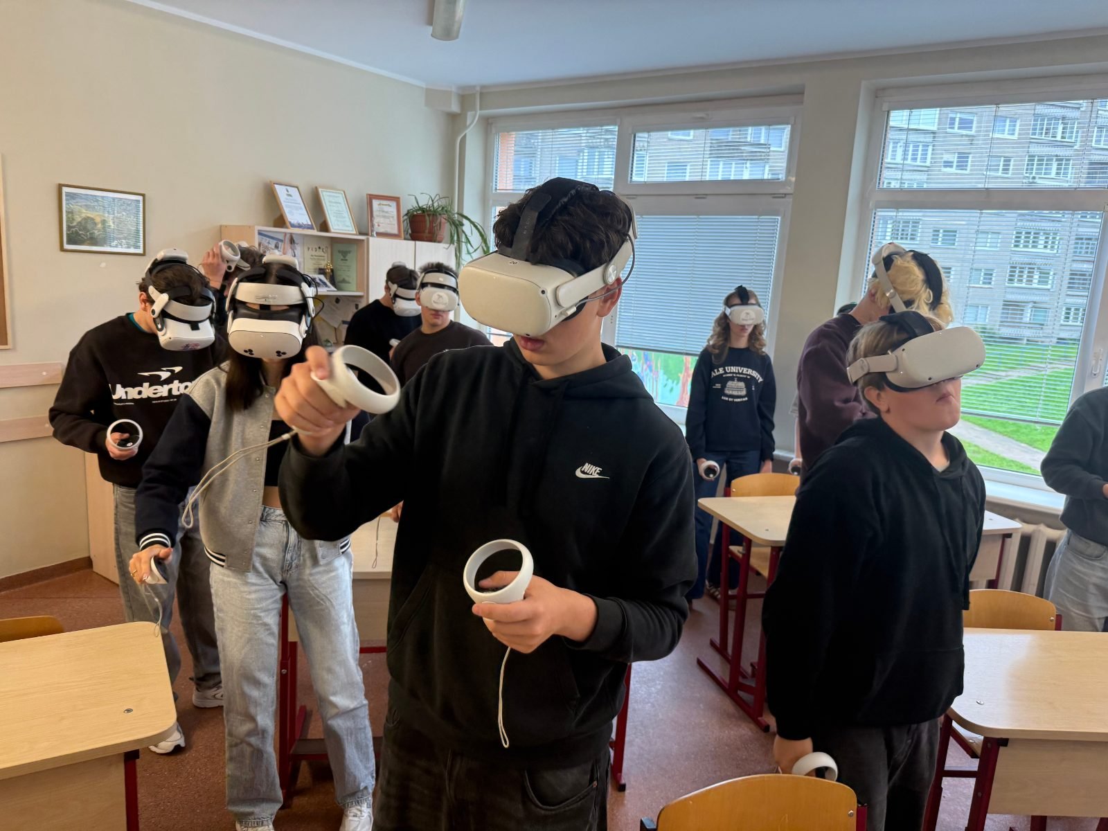 Visa klasė su VR akiniais atlieka užduotis
