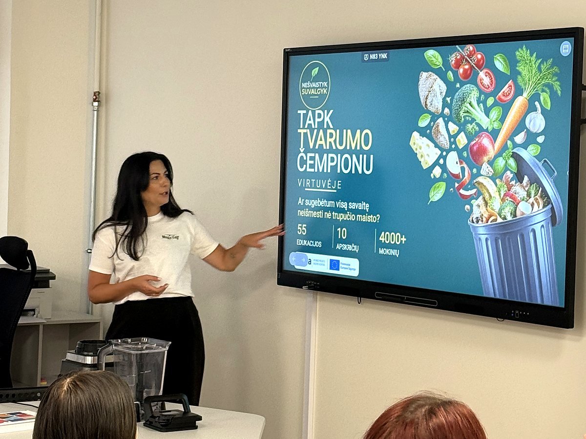 Edukatorė pristato projektą „Tapk tvarumo čempionu virtuvėje“ mokiniams